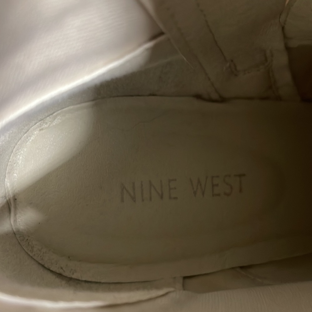 Nine West white cream ankle booties - Picture 4 of 4